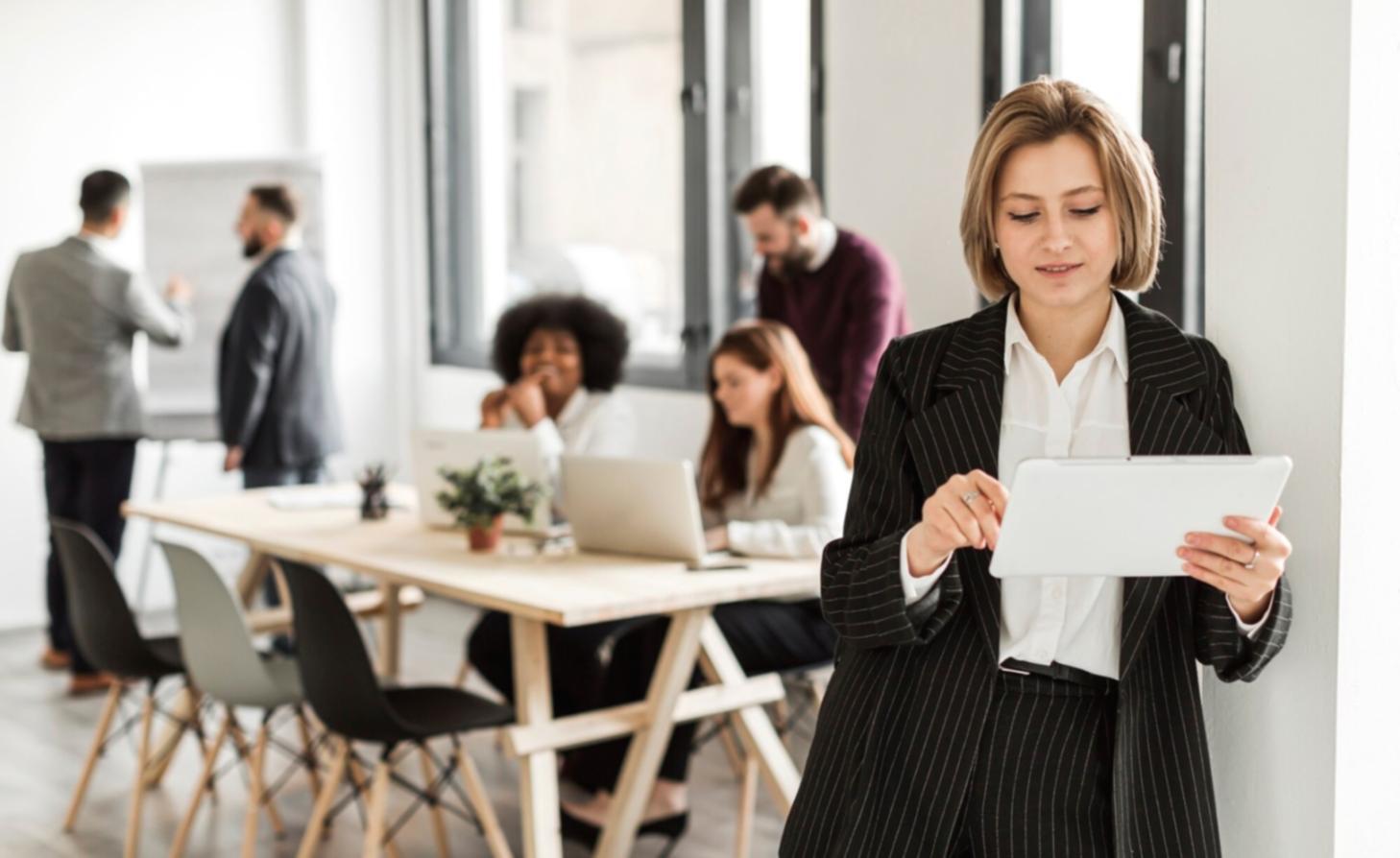Participant consultant des ressources pédagogiques sur tablette dans un environnement calme